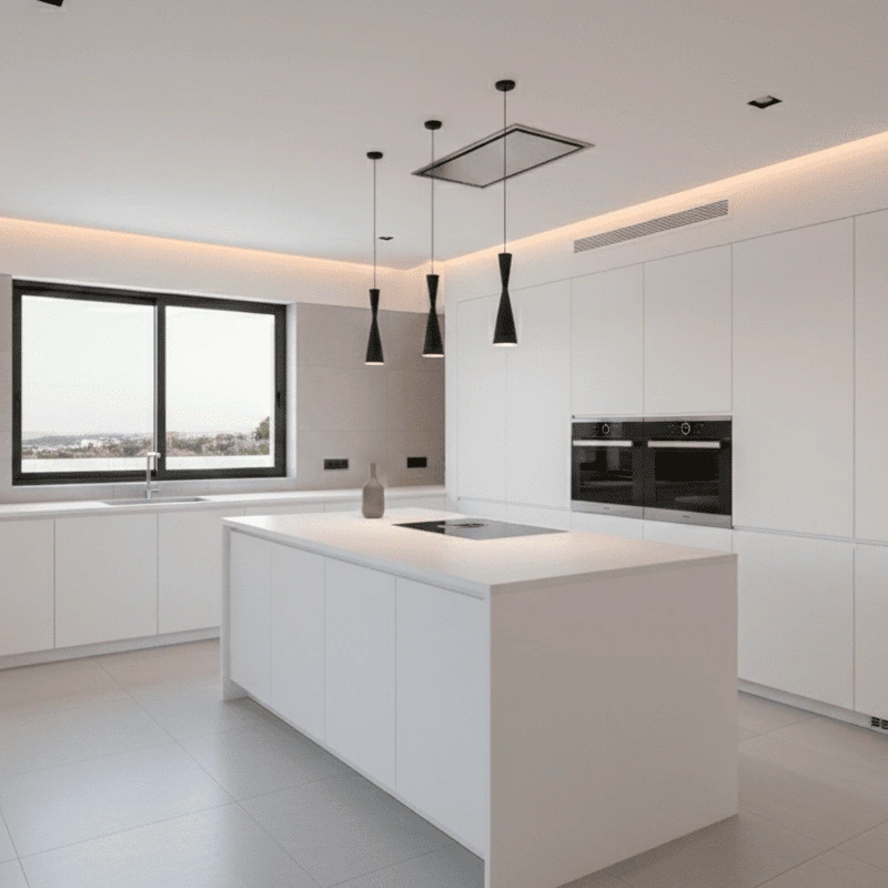 Cocina minimalista blanca con isla central y electrodomésticos integrados, proyectada por arquitecto en Huelva.