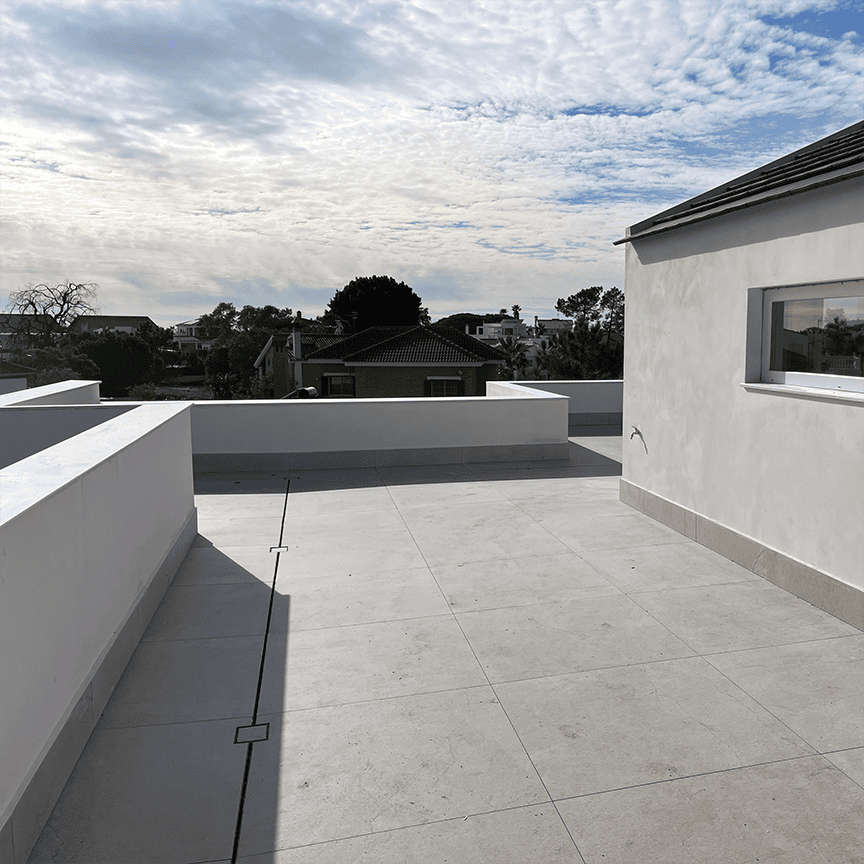 Solárium y terraza superior transitable con pavimentos técnicos en vivienda moderna en Huelva.